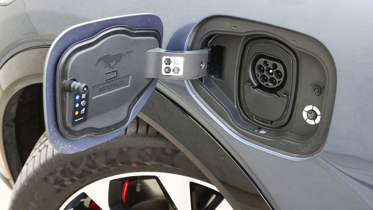 Ford se připravuje na poptávku po elektromobilech, zajišťuje si miliony baterií